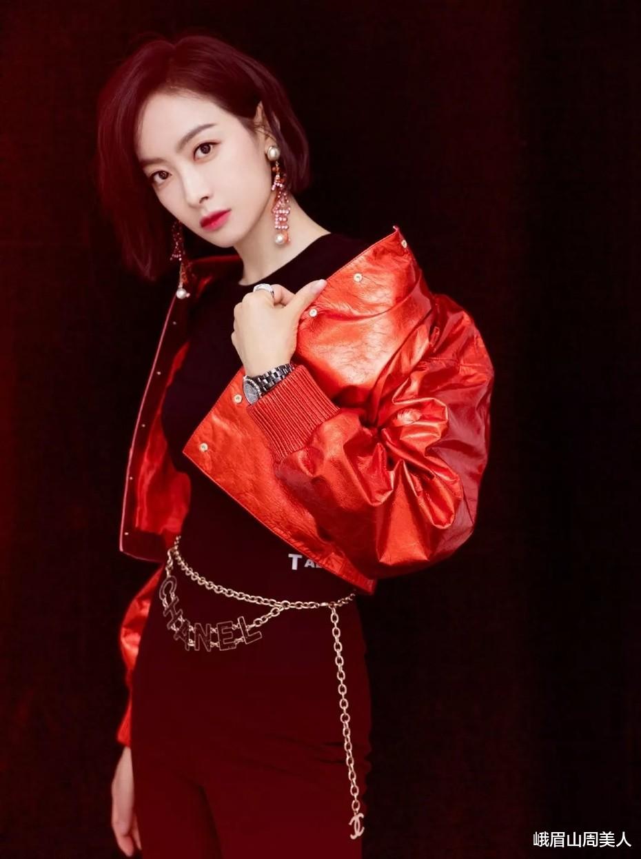 峨眉山周美人|今夏火了一种颜色叫：荔枝红，显白又优雅，明星早就穿上了