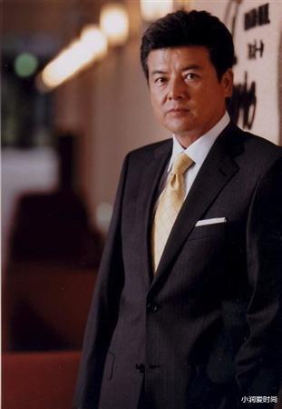 小润爱时尚 69岁三浦友和一点不显老,穿西装打领带谦和儒雅,梳大背头有气场