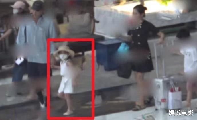 女孩|网友偶遇杜江一家现身阿那亚，网传二胎女儿再次被拍，一直没回应