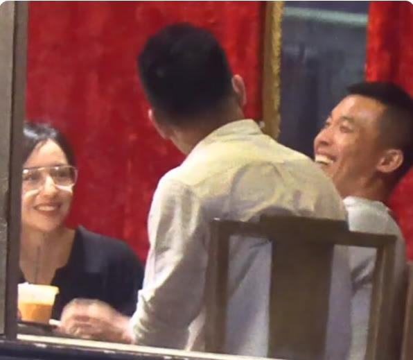 佟丽娅|佟丽娅带儿子现身饭局？与男性友人开怀畅聊，还不忘拉上窗帘