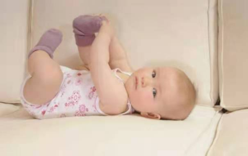 糖果的妈妈|婴儿经常“乱蹬腿”，是在向父母传递这些信息，要引起重视