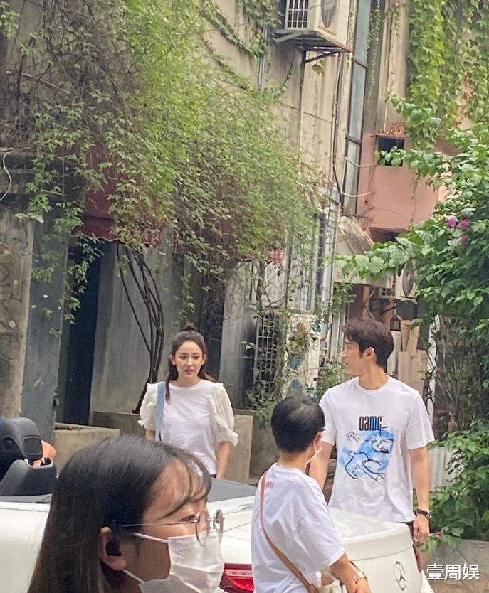 古力娜扎|偶遇古力娜扎刘以豪现身街头，开奔驰跑车拍戏，CP感十足！