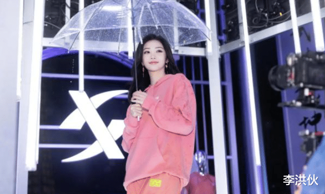 潘长江|景甜范丞丞不顾旁边淋雨小孩，打伞合影被批，应该学学身旁释小龙