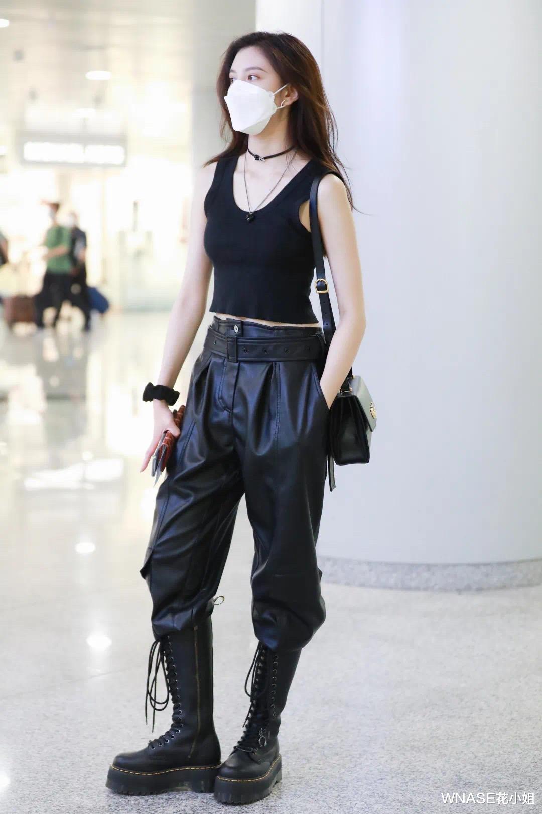 WNASE花小姐 钟楚曦的时髦运动风真抢眼！简单运动装凹得又A又好看，超会穿