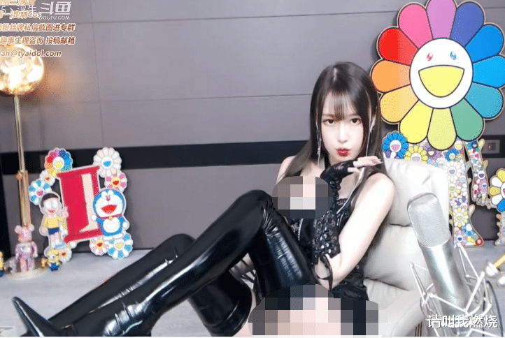 |腐团儿直播再出新绝招，皮袜秒杀黑丝，网友：这造型太酷了！