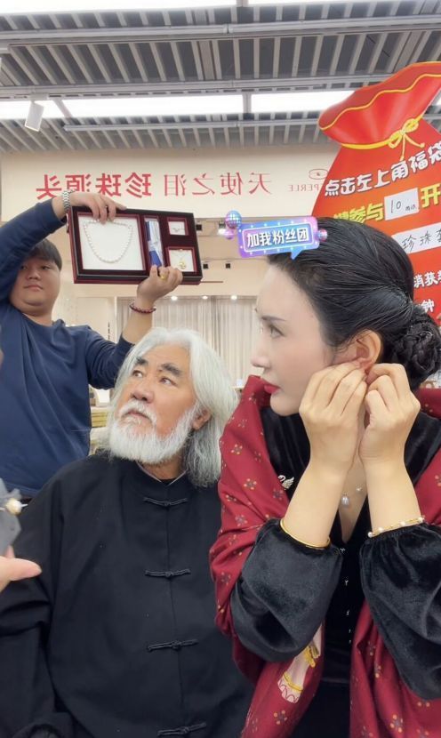 张纪中|杜星霖直播带货引热议？张纪中全程充当工具人，眼神疲惫快要睡着