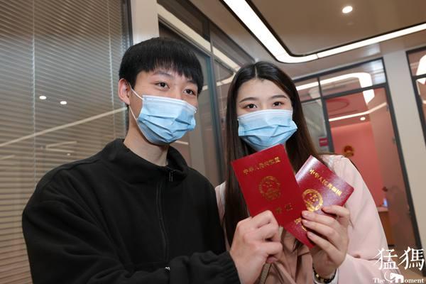 东方今报 郑州民政部门1314“为爱加班”，准新人半夜两点起来排队