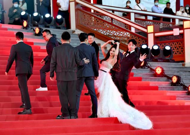 北京电影节|北影节红毯星光熠熠，200多位电影人共赴光影盛典