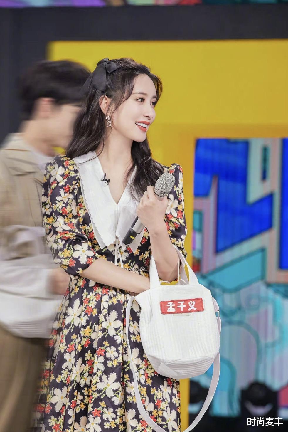 时尚麦丰|孟子义《快乐大本营》路透，碎花连衣裙翻领设计，多了一份甜