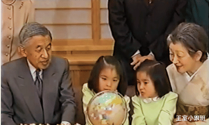 美智子|佳子26年的成长历程,幼时美智子为其穿鞋,成年后成皇室颜值担当