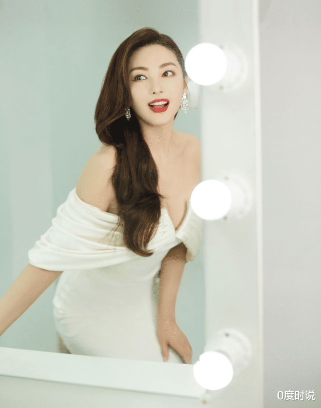 沈腾|张雨绮“多肉感”也太绝了！穿低领礼裙秀身材，这女人味羡慕不来