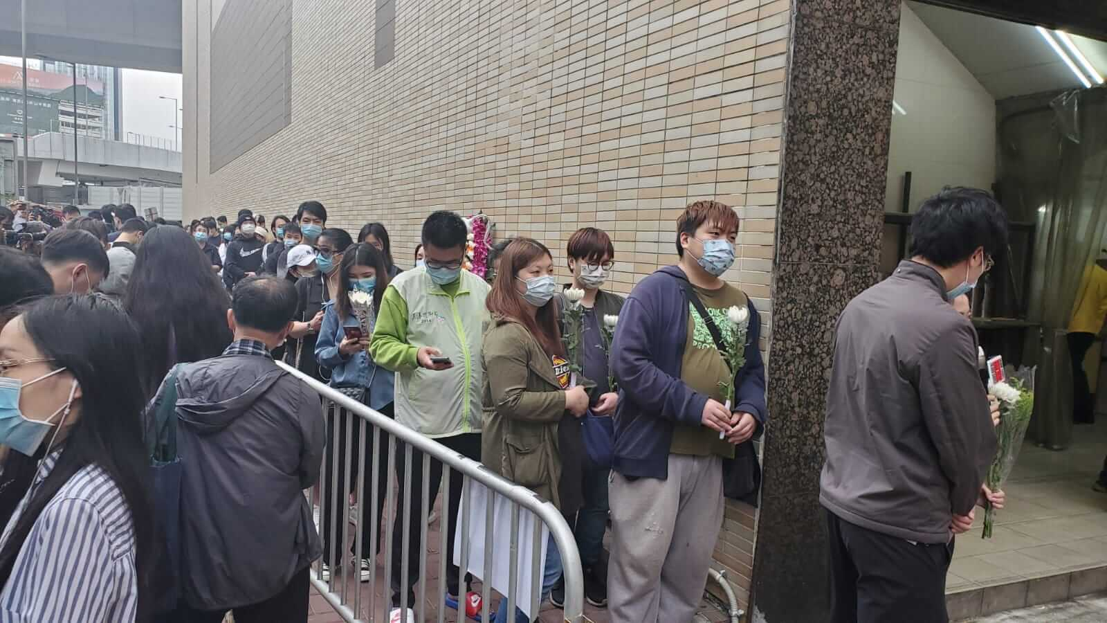 张柏芝|吴孟达太太打点灵堂直至夜深才离开，双眼红肿憔悴，累到无力睁开