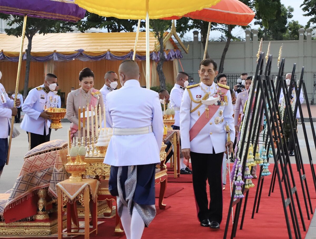 邹兆龙|泰王全家齐亮相！苏提达穿粉裙扮嫩，诗妮娜穿绿裙秀纤细腰肢稳赢