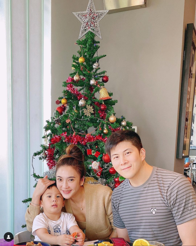 石原里美|37岁女星跨年前报喜！高龄怀上二胎已4月，晒儿子摸孕肚照显温馨