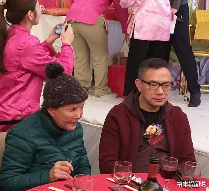 李龙基|77岁白韵琴为小15岁老公庆功，李龙基携娇妻现身，对方小其近40岁