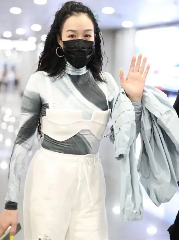 晓说时尚儿|钟丽缇时尚让人难懂，“内衣”穿在高领衫外，老公表情一言难尽