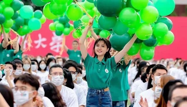 中国传媒大学|中国传媒大学校花冯琳，再次成为领诵员，这一次身份有点不一样