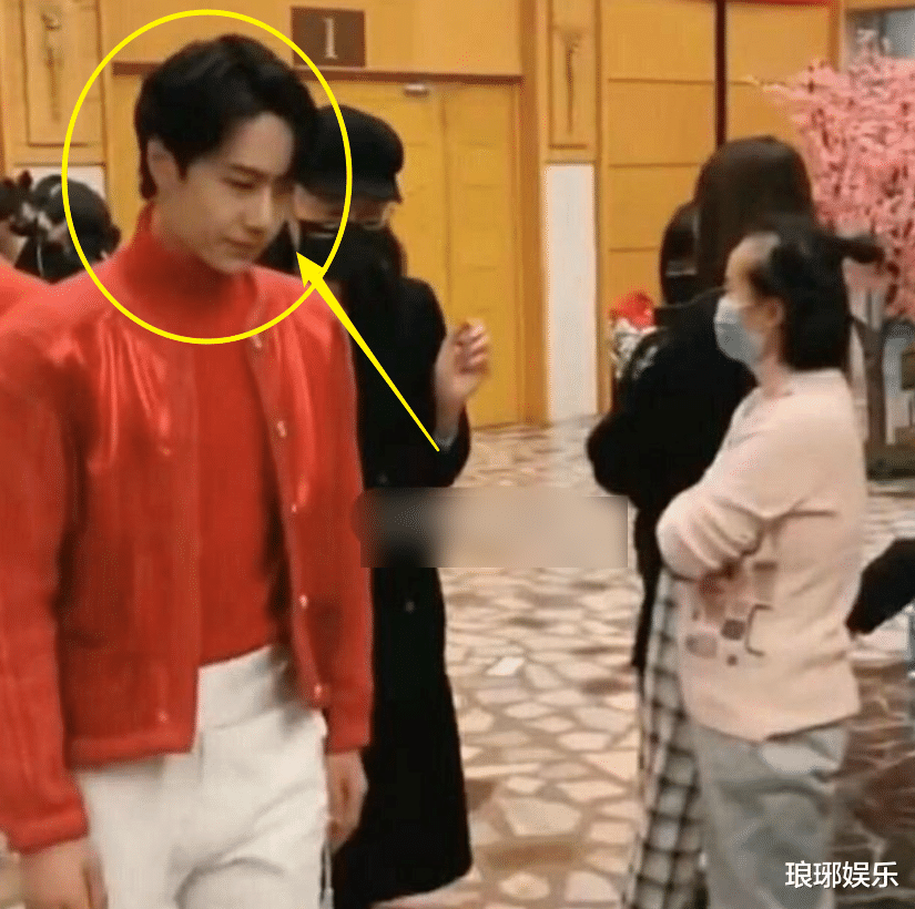 王一博|王一博关晓彤合体彩排好甜，王一博的举动成亮点，有无避嫌很显然