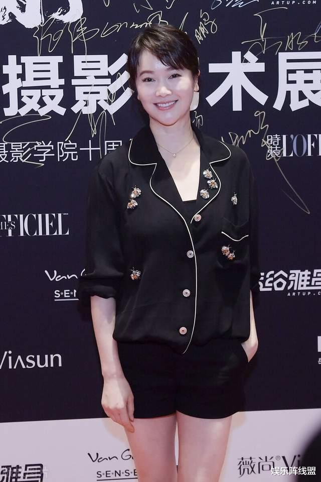 左小青|左小青的红尘情史，因美貌与9个男人传绯闻，嫁百亿富商终成空