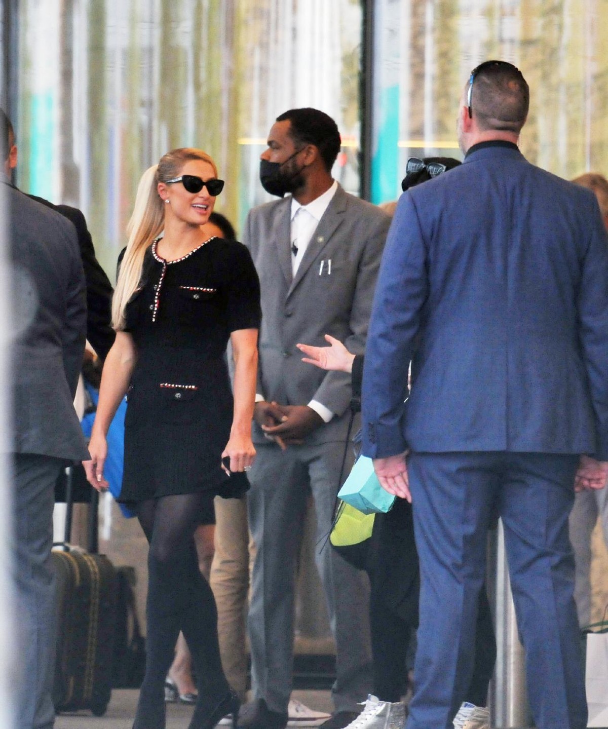 全球时尚风行 希尔顿大小姐穿得美!小黑裙搭丝袜好性感,与第4任未婚夫撒狗粮