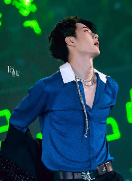 王一博|王一博 “绿色环保”家族演唱会，一曲《无感》扭到你心里了没？