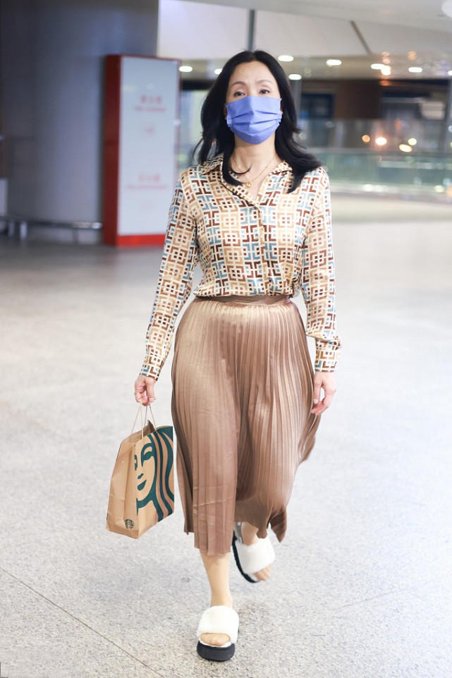 大表姐的时尚圈|一穿“花衬衫”就显老?50岁陶虹的造型文艺减龄,裤子可以这样搭