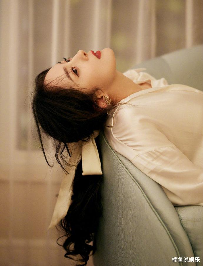 杨幂|生图状态下的杨幂有多美？白色衬衫尽显优雅范，低马尾造型好温柔