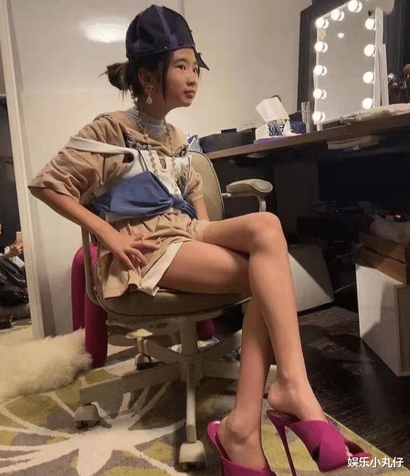 曹格|曹格晒11岁女儿近照，脚踩恨天高穿着成熟，网友：女大十八变