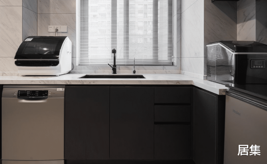 满屋涂鸦墙充满创意，闪闪发亮的鞋架，满足了“收纳狂”的小心愿