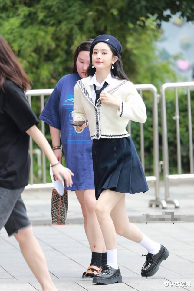 胡歌|古力娜扎弄挑染短发上班，与赵丽颖2位顶流同框，穿露脐装太抢镜