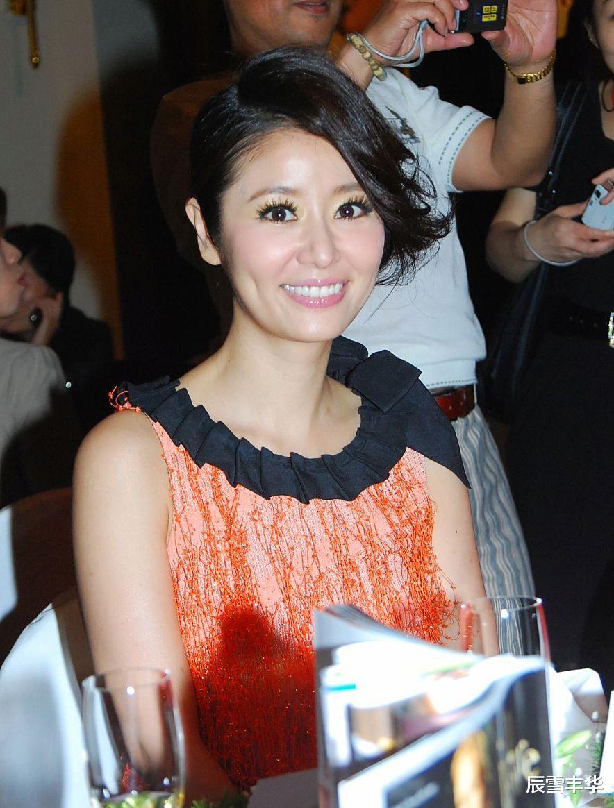 发型|林心如太会打扮了！穿“橘色”流苏裙显嫩，偏分刘海梳髻发真华贵