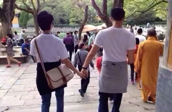 袁咏仪|50岁袁咏仪与友人吃大餐，喝到微醺脸颊红润，桌上数瓶茅台显奢侈