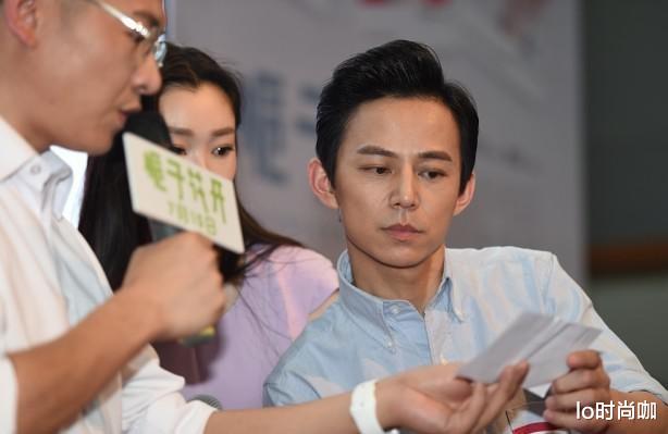 |何炅和后辈同框却不违和,“衬衫造型”更显年轻,看着好像同龄人