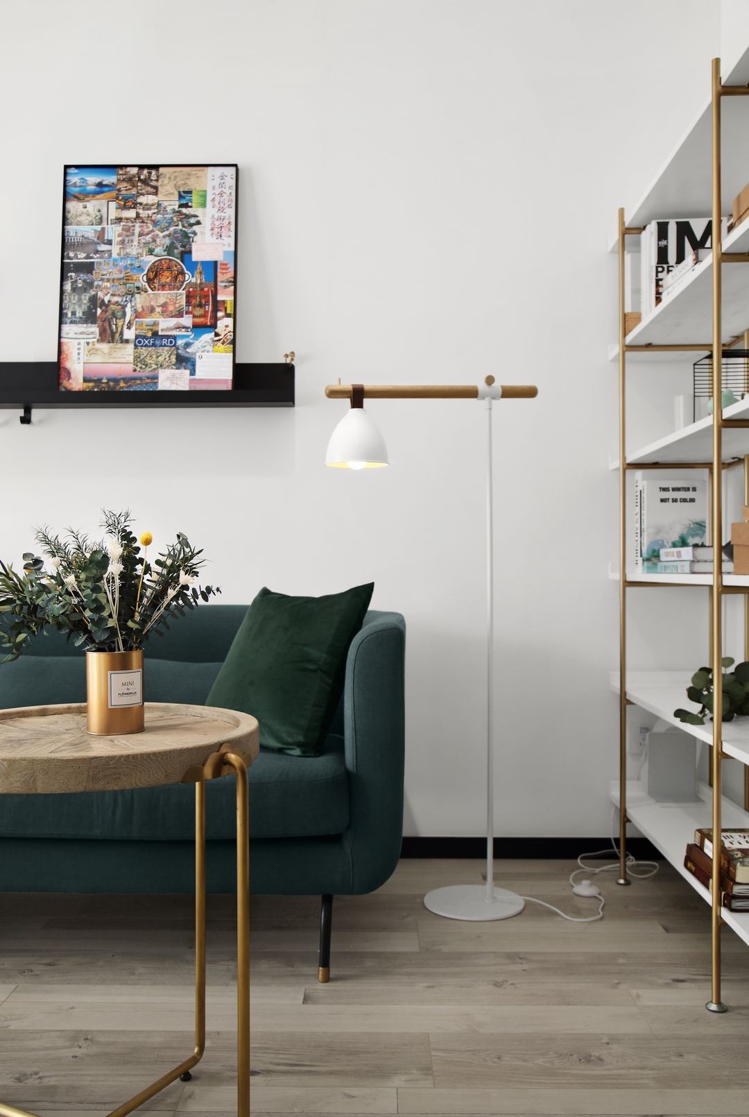 手办|绿色沙发搭配粉色座椅，还有专门的手办柜，身边的朋友都羡慕不已