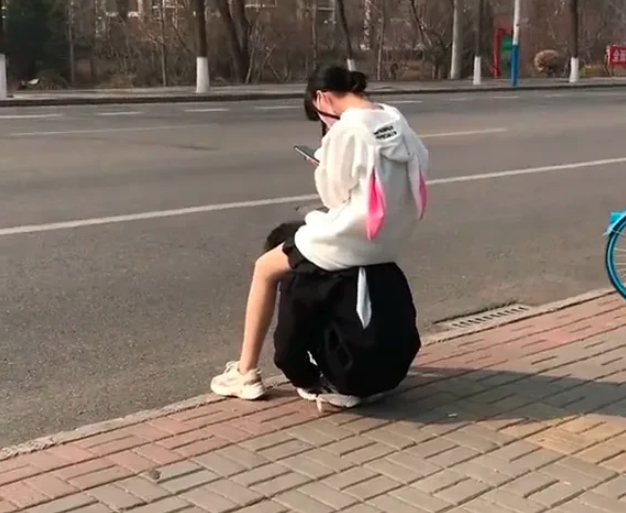 北京一女子騎坐男友頭上秀恩愛，遭網友熱議：寧願單身也不要-圖4