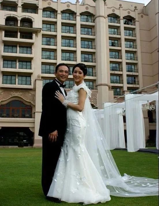 胡静|本已退圈生子，为何还拼命捞金？