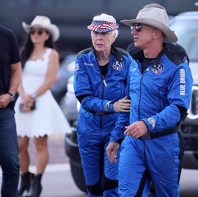 全球时尚风行|世界首富51岁未婚妻喜迎他太空归来！秀黄钻戒指，白裙造型真少女