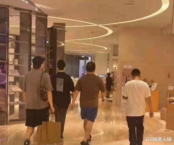肖戰上海逛街被偶遇，網友戲稱“一瘦三胖”，9月即將進組-圖2