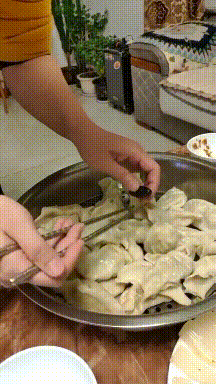 “我发现一个巨型马蜂窝，用石头扔了两下，没想到啊”