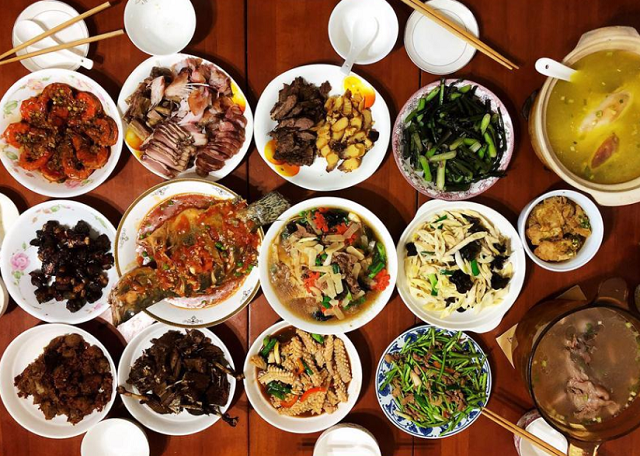 王鸥|明星晒年夜饭，王鸥的精致，贾乃亮的豪华，但唯独任达华的最亮眼