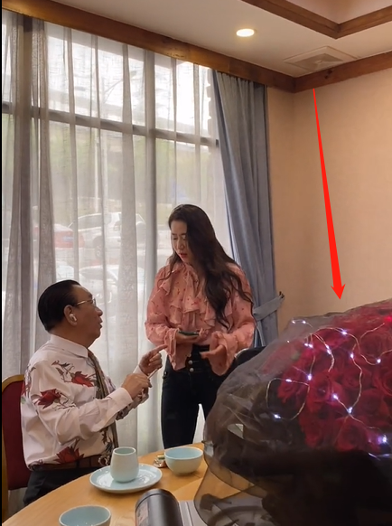 75歲侯耀華現身高檔飯局，肚腩突出放肆抽煙，與美女熱聊不避嫌-圖3