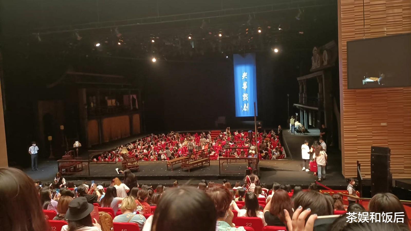 肖战|小众的话剧,在肖战身上实现如此生猛的转化率,凭什么这么狂?