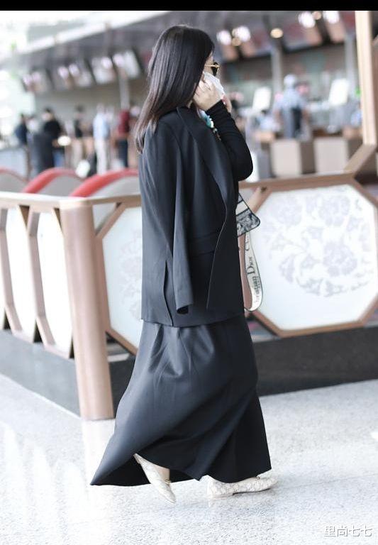 李湘|这婚算是离对了！李湘穿露肩装瘦成120不敢认，叠腿坐眼神变温柔