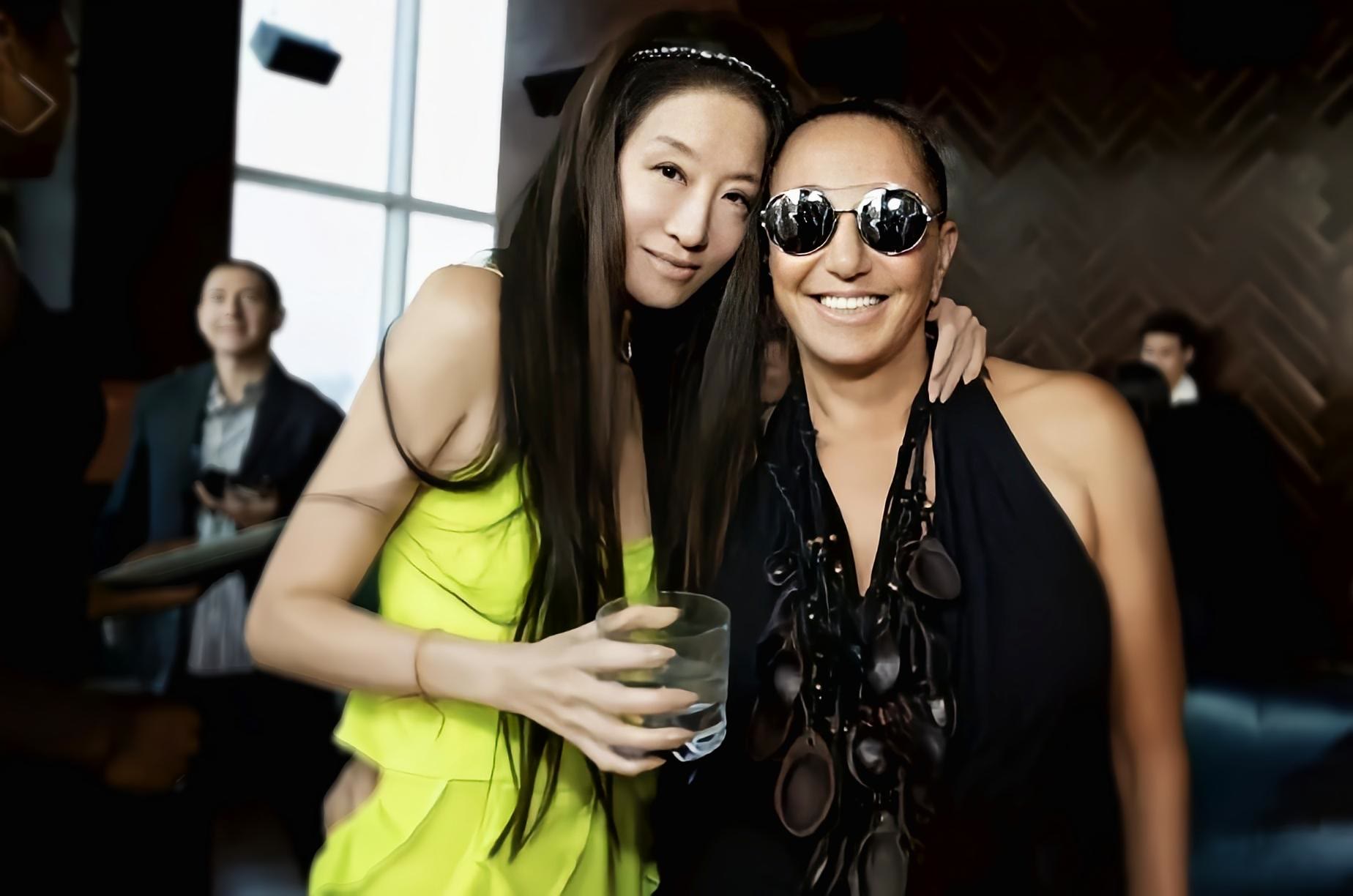 潮帮先生|王薇薇仗着身材好，72岁还敢挑战荧光绿吊带裙，却被生图暴露年龄