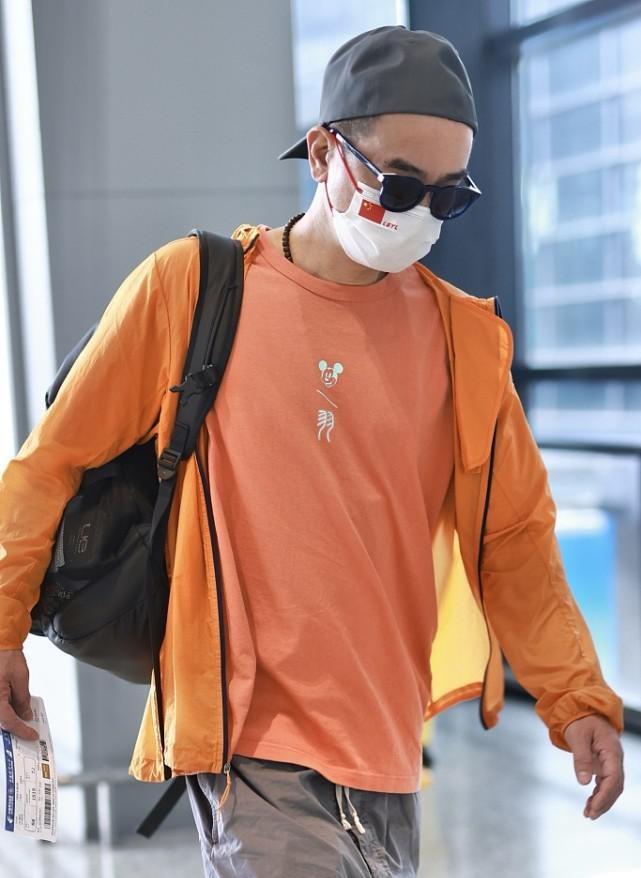穿衣搭配|陈小春真是大湾区潮男，橘色T恤配灰色工装裤，鲜亮有型挺可爱的