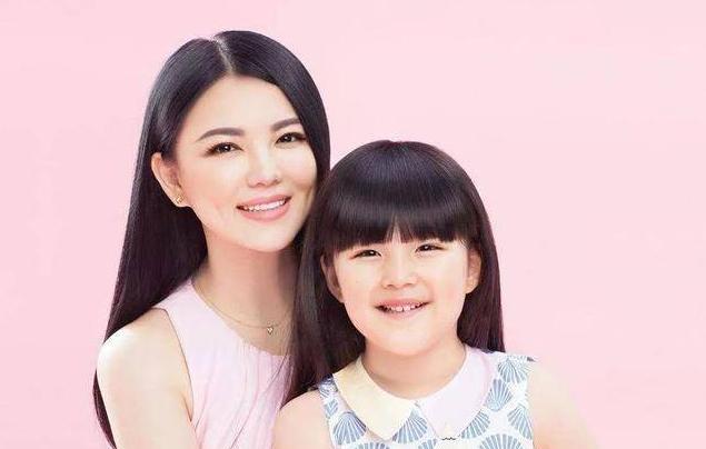 王诗龄|10岁王诗龄身高赶上李湘，背包价格快2万，网友：确实是判若两人