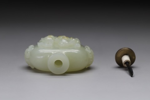 和田玉籽料|回流 舊藏和田玉籽料“洒金皮 螭龙鼻烟壶”