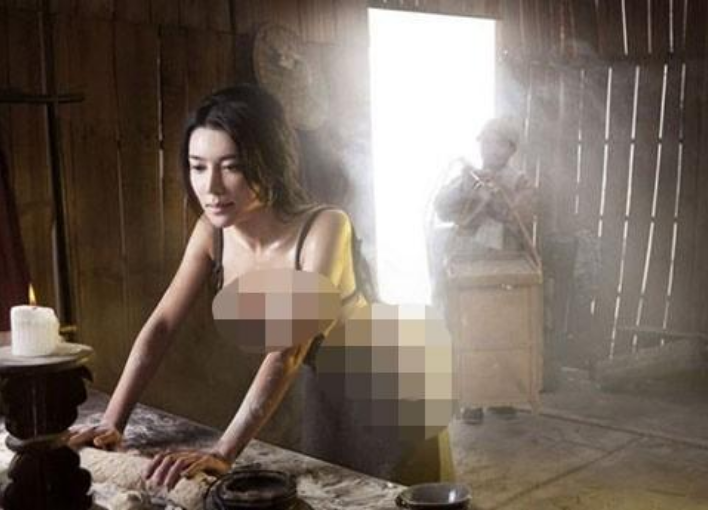 龚玥菲|龚玥菲再次现身，穿着大胆和十位男粉丝吃饭，表情十分严肃冷酷