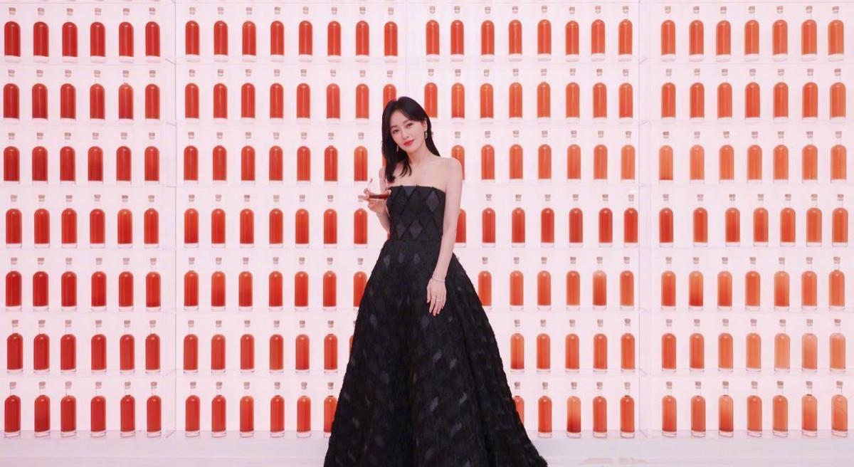 秦岚|秦岚的优雅一般人比不上,一袭长裙高贵动人,同框朱亚文真养眼