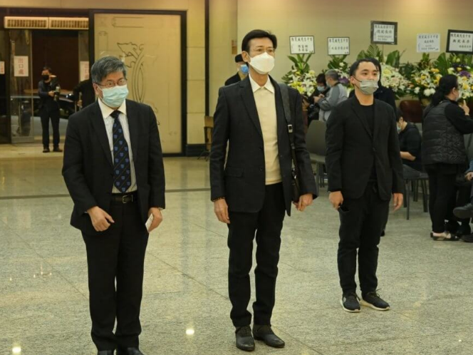 郑少秋|郑少秋憔悴现身殡仪馆拜祭恩师陈笑风，双眼红肿神色哀伤